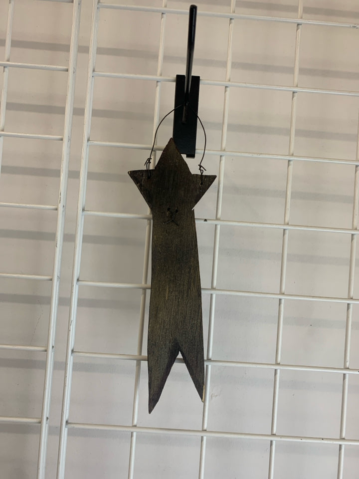 PRIMITIVE RED STAR BUTTON WALL-HANGING.