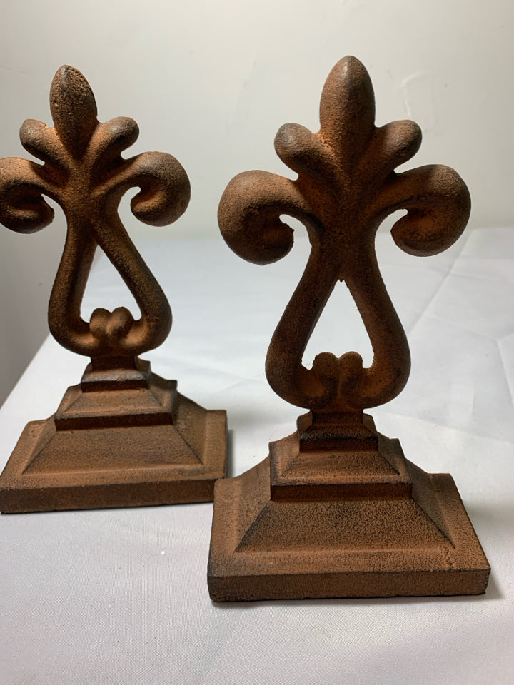 2 HEAVY METAL SCROLL DESIGN RUST COLOR BOOK ENDS.