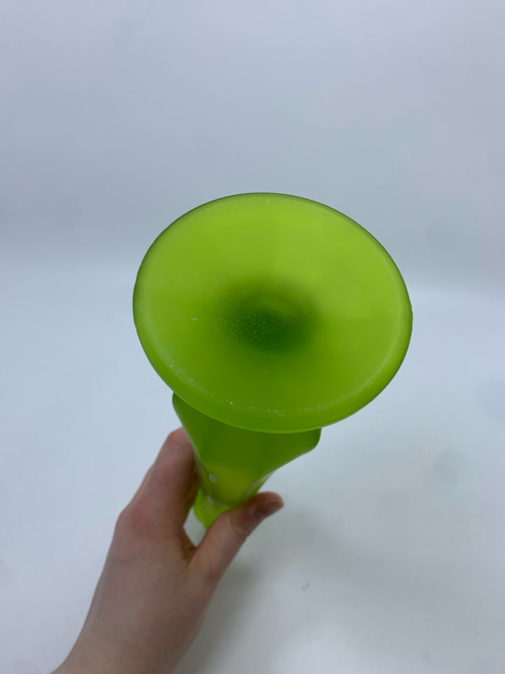 VTG GREEN MIST DAISY PAINTED BUD-VASE.