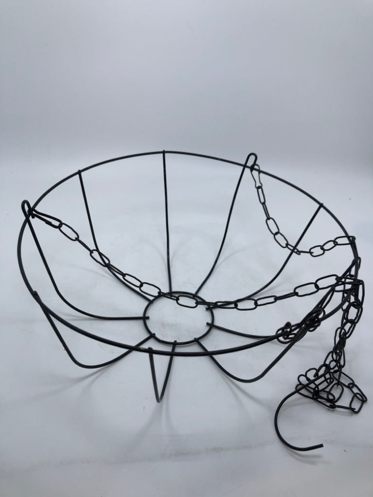 BLACK WIRE PLANT HANGER.