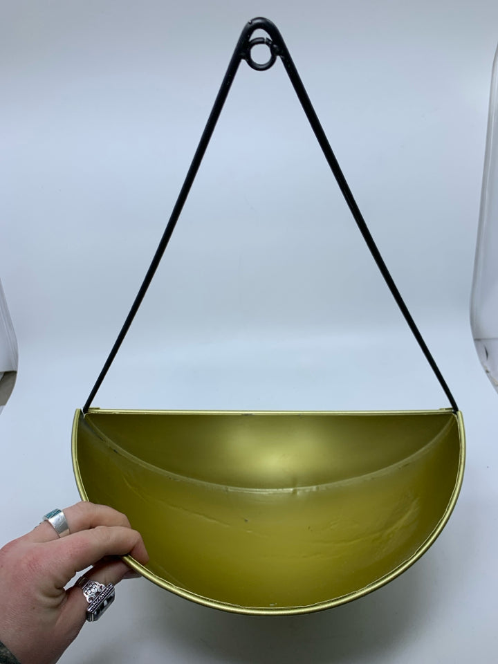 GOLD METAL WALL POCKET PLANTER.