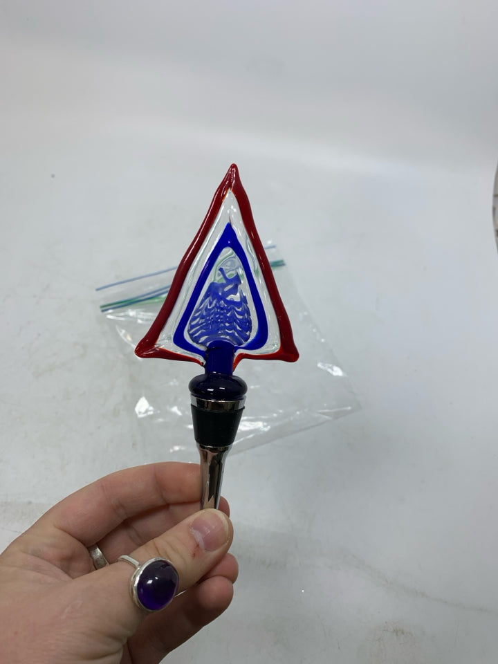 TRIANGLE BLOWN GLASS WINE STOPPER IN BAG.