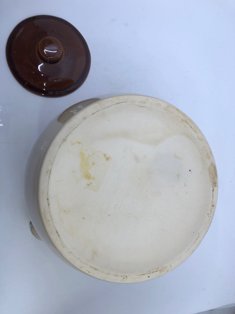 VTG LARGE CERAMIC COVERED BROWN/TAN BEAN CROCK.