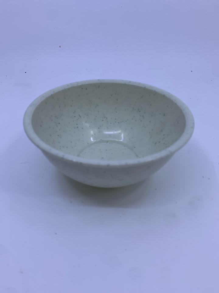 4 NESTING PLASTIC MIXING BOWLS.
