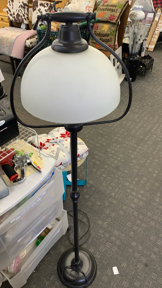 HEAVY BLACK BASE FLOOR LAMP W GLASS SHADE.