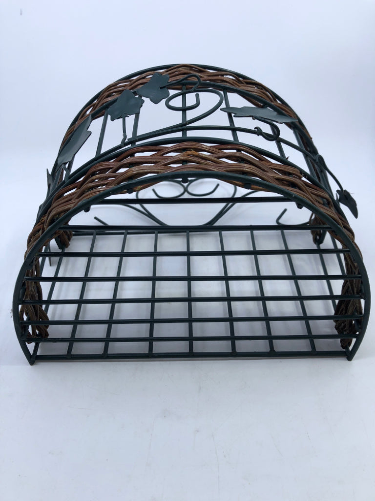 GREEN METAL WIRE WOOD WEAVE WALL BASKET.