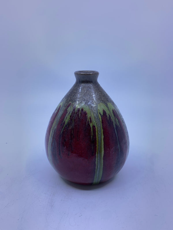 SMALL RED WIDE BASE BUD VASE.