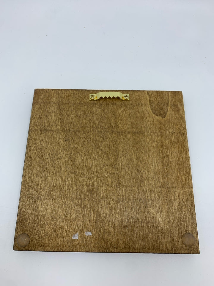SM CARVED YELLOW CARDINAL PLAQUE.