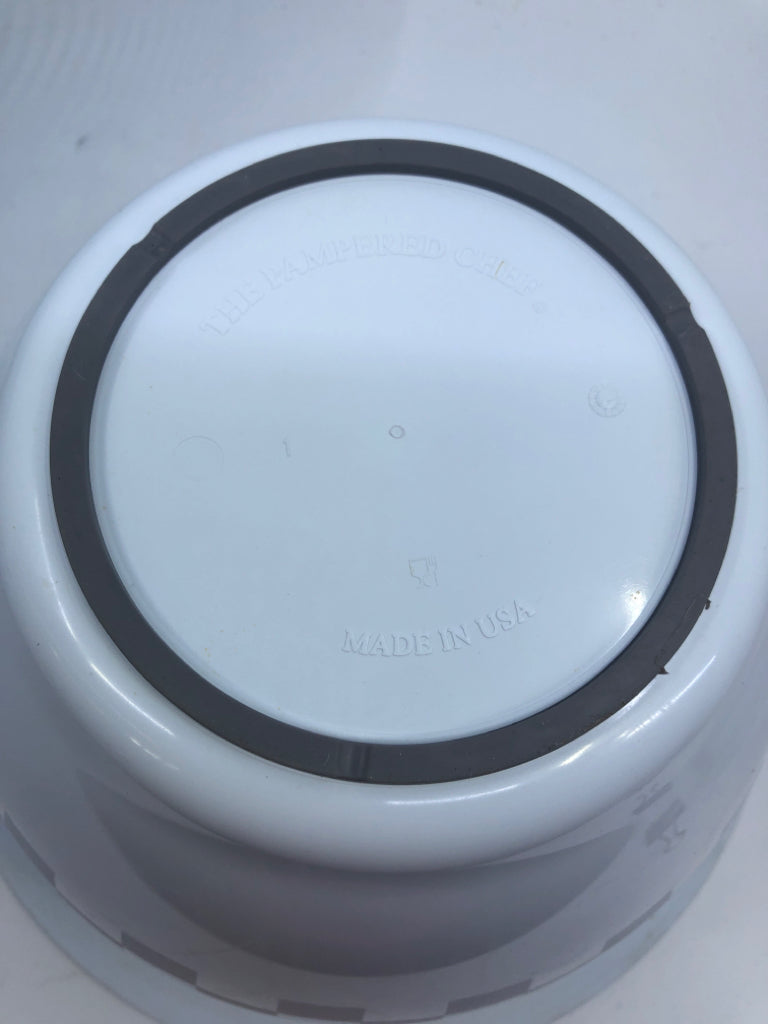 WHITE PLASTIC NESTING PAMPERED CHEF MIXING BOWLS/STRAINER.