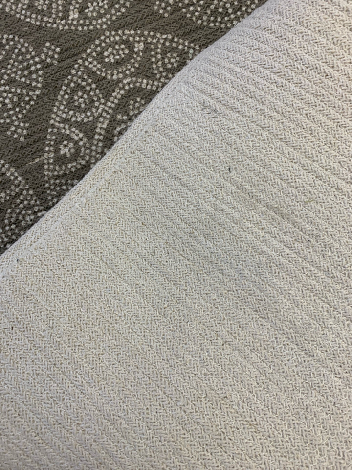 TAHARI SCATTER RUG GREY BROWN PATTERN RUG.