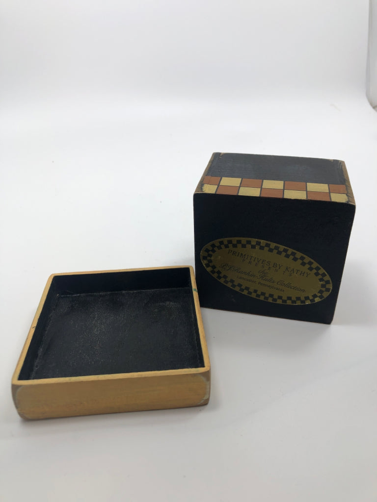 PRIMITIVE WOODEN BOX W/SHEEP/BARN+LID.