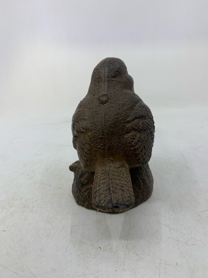 BROWN DISTRESSED METAL BIRD.