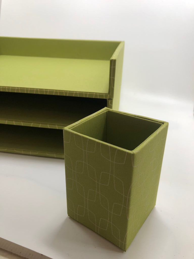 3 TIER 4PC GREEN GEOMETRIC PAPER ORGANIZER W/PENCIL CUP.