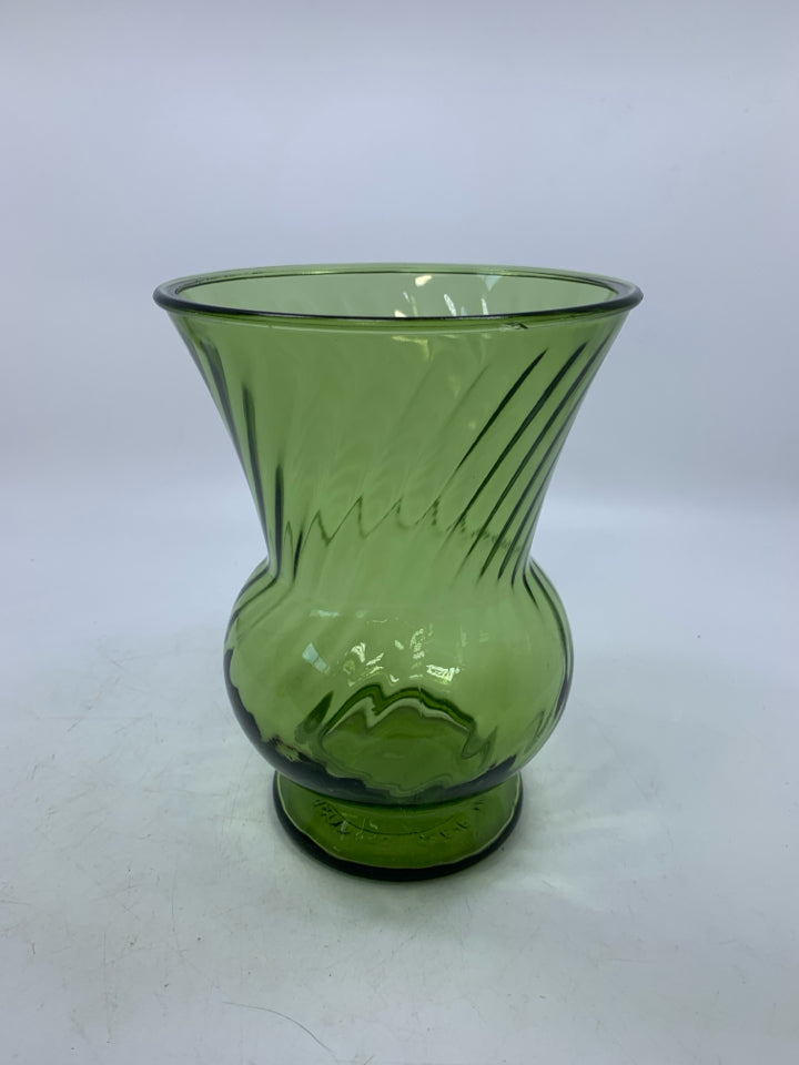 FOOTED GLASS VASE W/ RIBBED TOP.