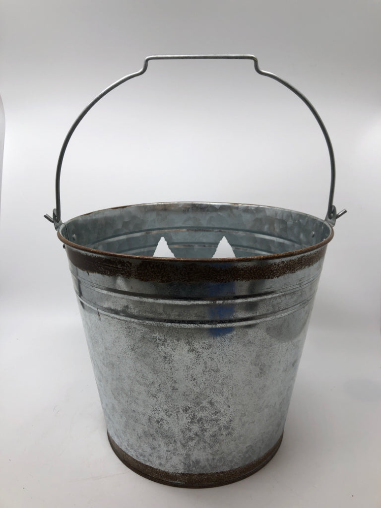 METAL JACK-O-LANTERN PAIL.