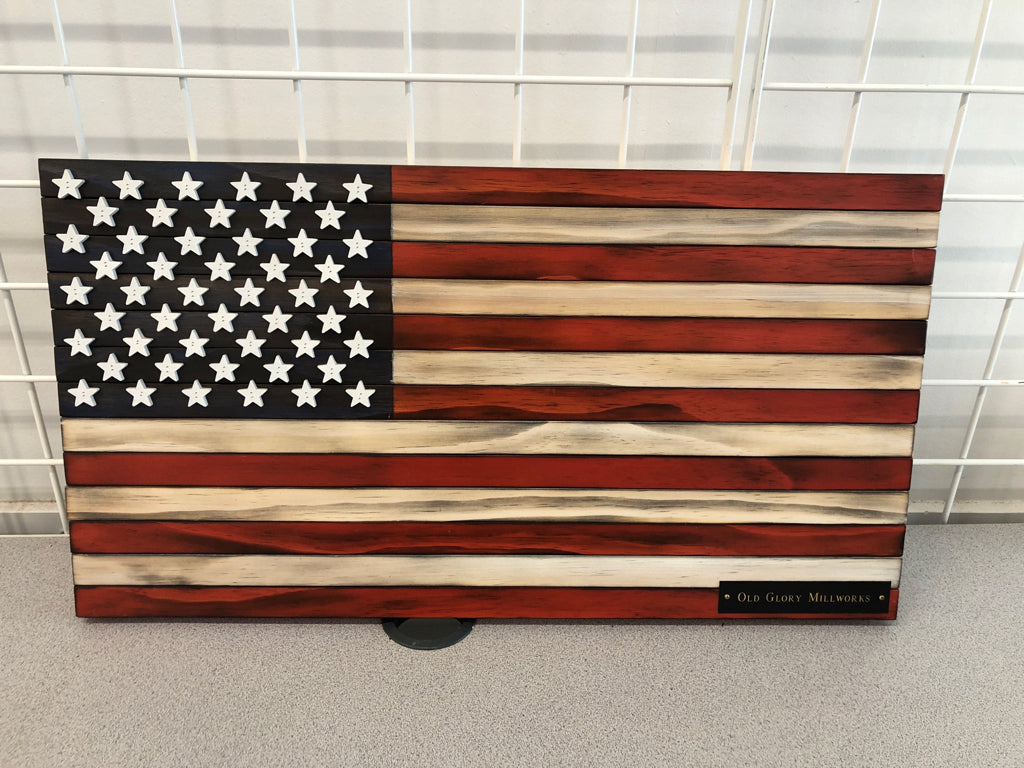 DISTRESSED AMERICAN FLAG WOODEN DECOR.