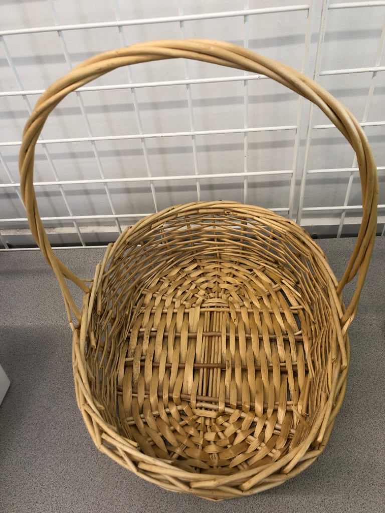 LIGHT OVAL BASKET W/HANDLE.