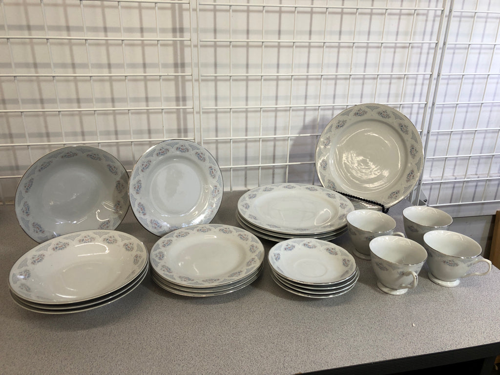 20PC BLUE FLORAL PORCELAIN CHINA SET SERVICE FOR 4.