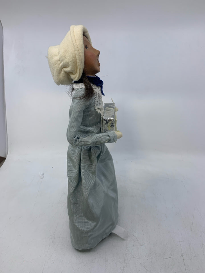 1994 BYERS' CHOICE WOMAN CAROLER IN BLUE DRESS.