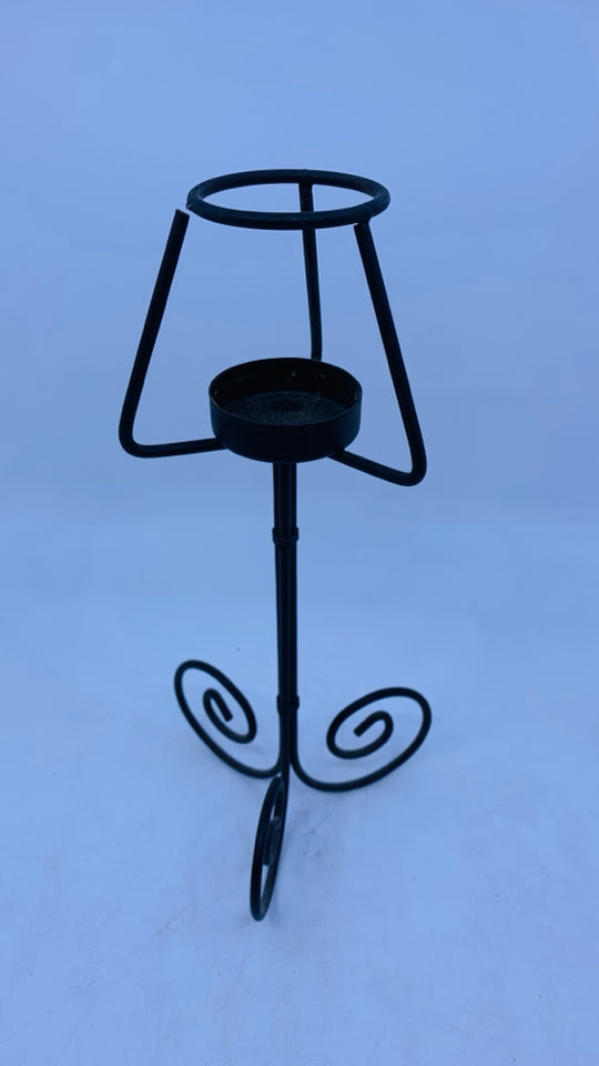BLACK METAL CANDLE LAMP W CREAM SHADE.