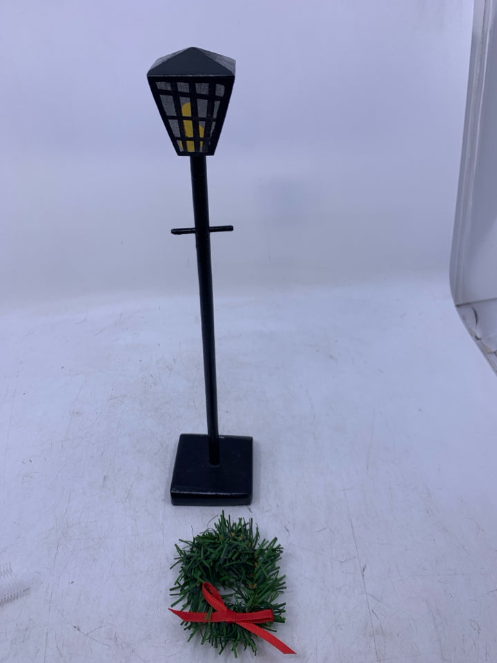 COUNTRY CAROLERS WOOD LIGHT POST W/ WREATH/ 12 "H