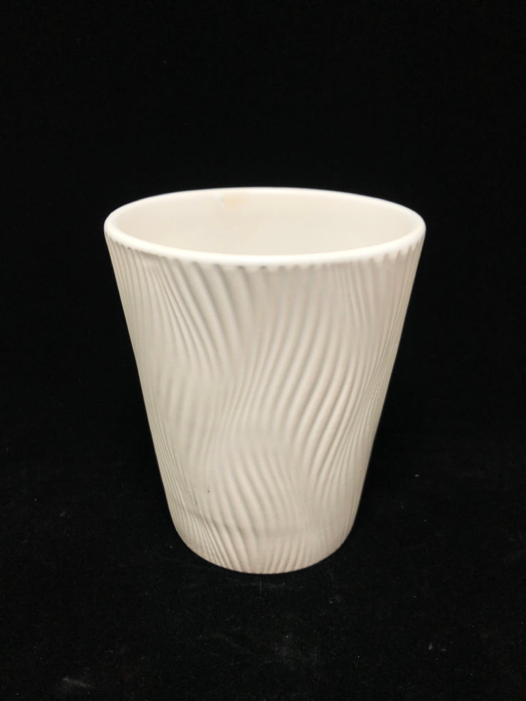 WHITE WAVY RIBBED PLANTER.