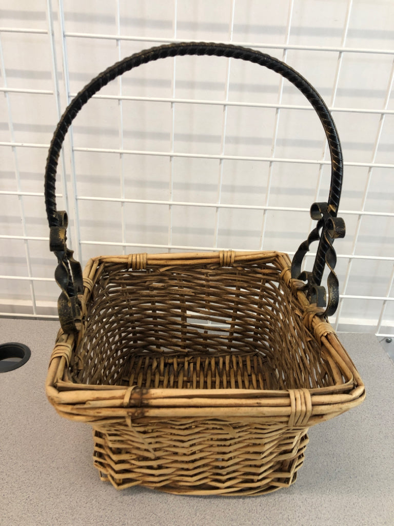 WOVEN BASKET W/METAL HANDLE.