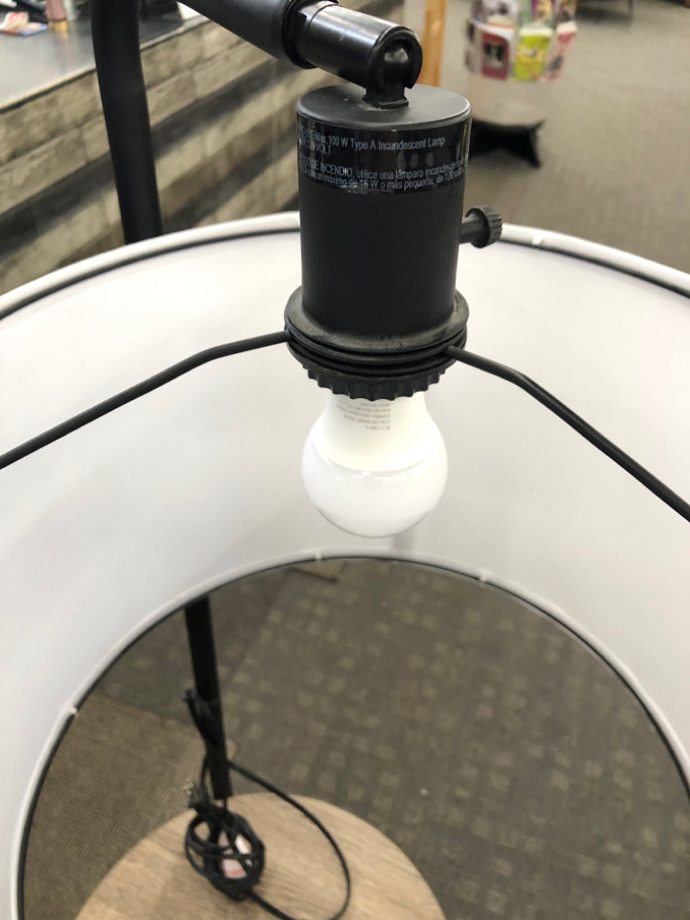 CONTEMPORARY FLOOR LAMP W/WOOD FINISHED TABLE.