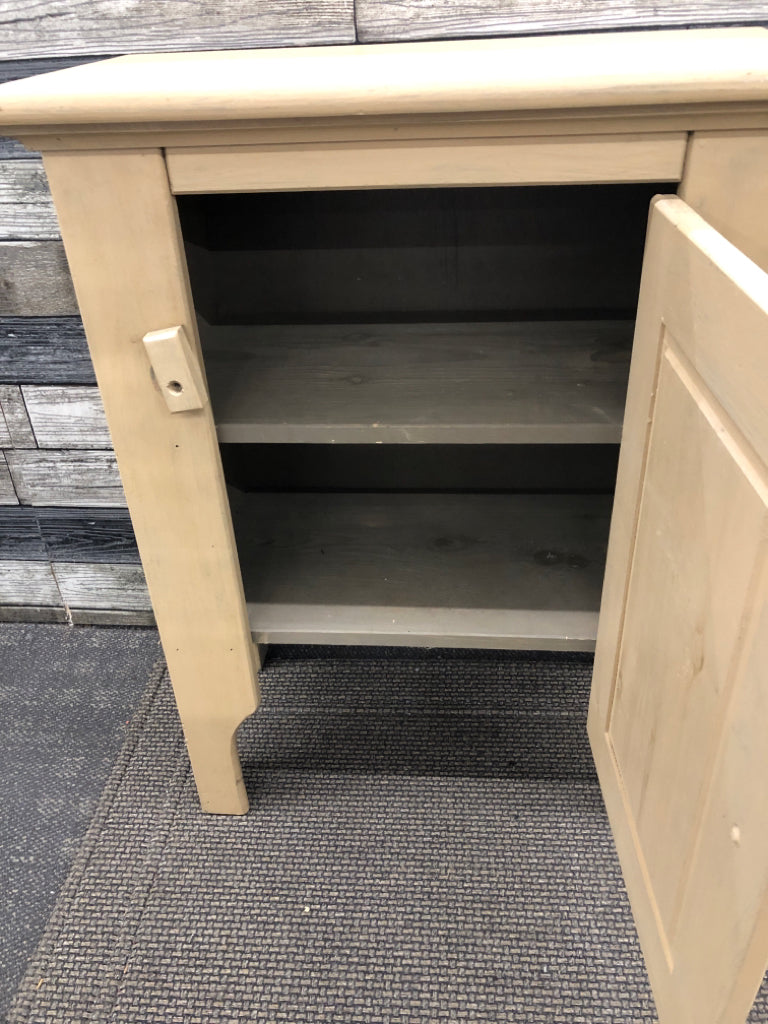 VTG CREAM CABINET W/WOOD LATCH & 2 GRAY SHELVES.
