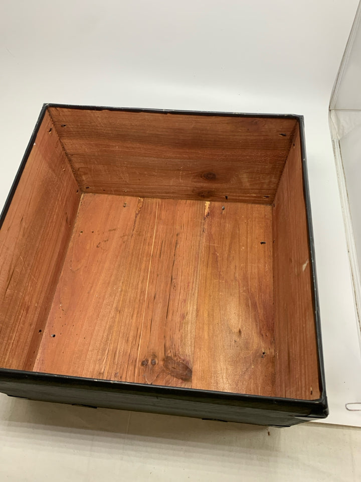 PRIMITIVE GOURDS WOODEN DECORATIVE BOX.
