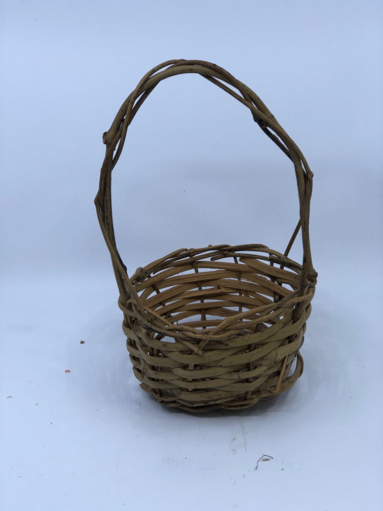 SMALL WOVEN TWIG BASKET.