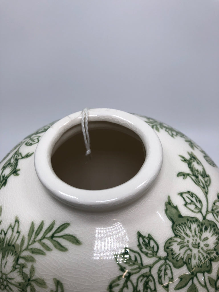GREEN FLORAL CERAMIC VASE.