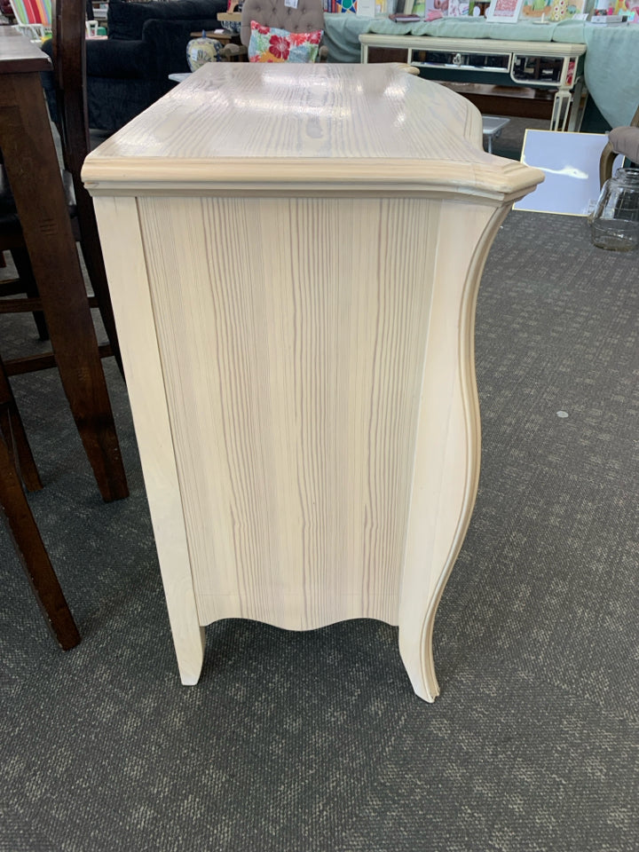VTG PALE BLONDE DRESSER W 4 DRAWERS AND FLORAL -LEXINGTON.