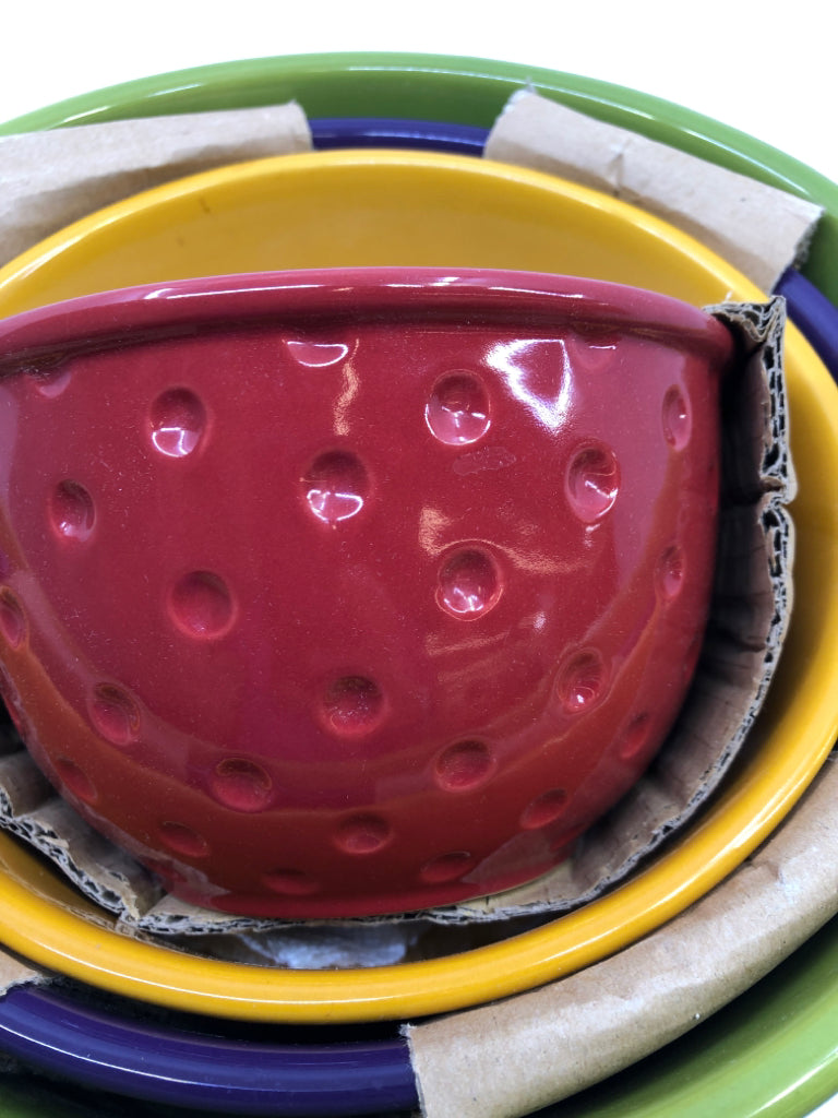 4 COLORFUL NESTING BOWLS.
