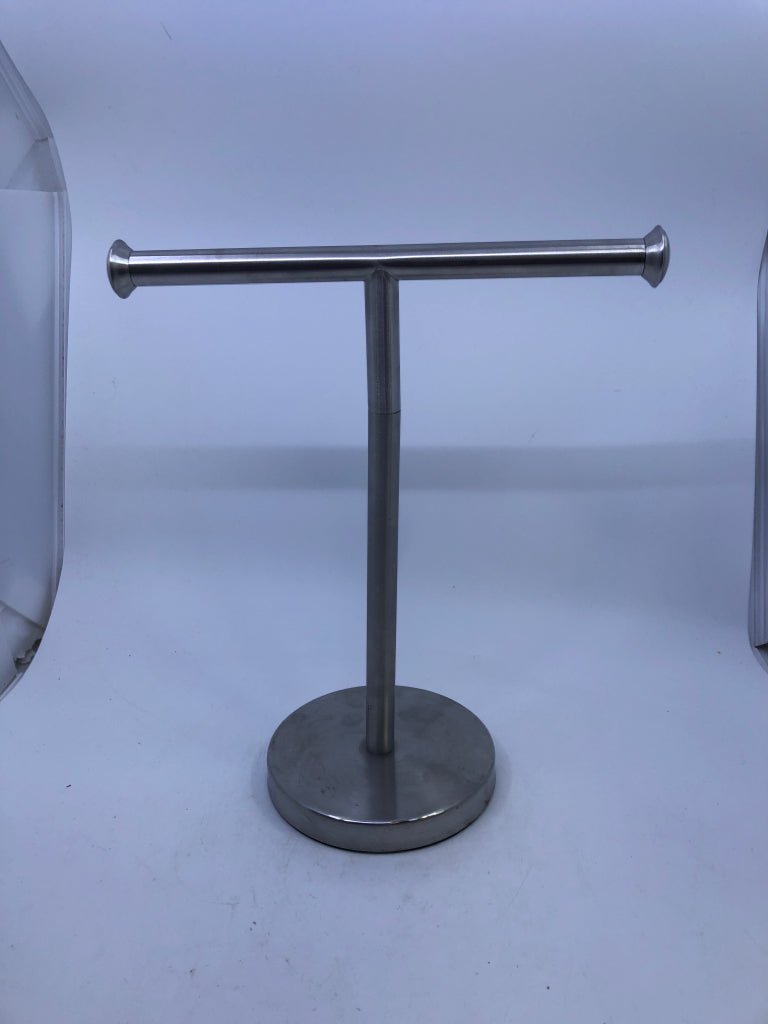 SILVER METAL NECKLACE JEWELRY BAR.