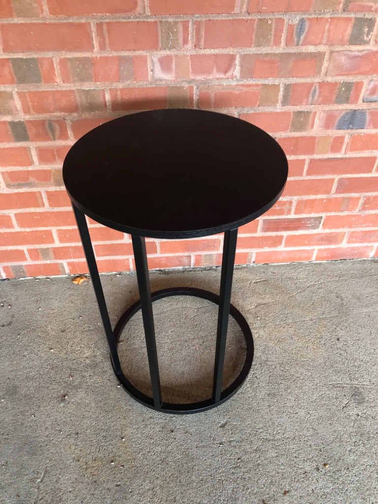 "C" SHAPED WOODEN END TABLE.