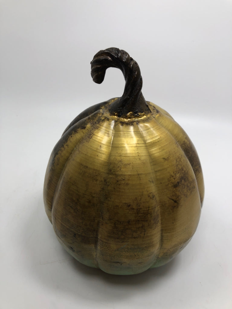 SMALL GOLD METAL PUMPKIN DECOR.