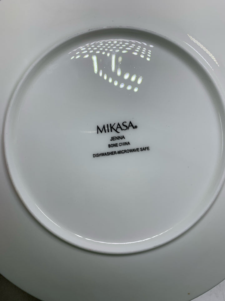 4 TEXTURED EDGE JENNA PLATES.