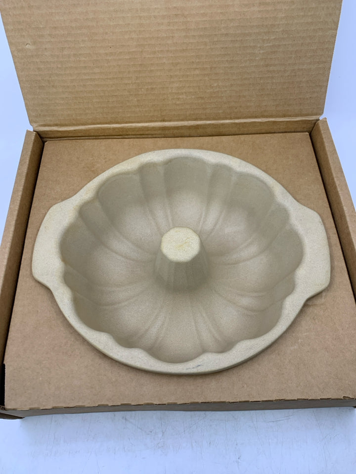 STONEWARE FLUTED PAN IN BOX RETIRED.