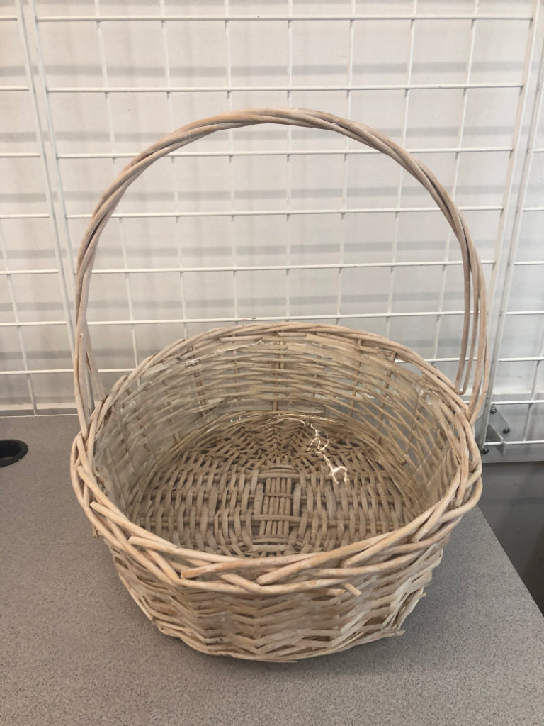 WHITE WICKER BASKET W/LG HANDLE.