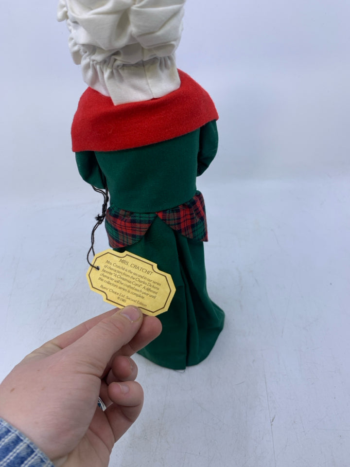 1993 BYERS' CHOICE WOMAN CAROLER WITH FLOWERS.