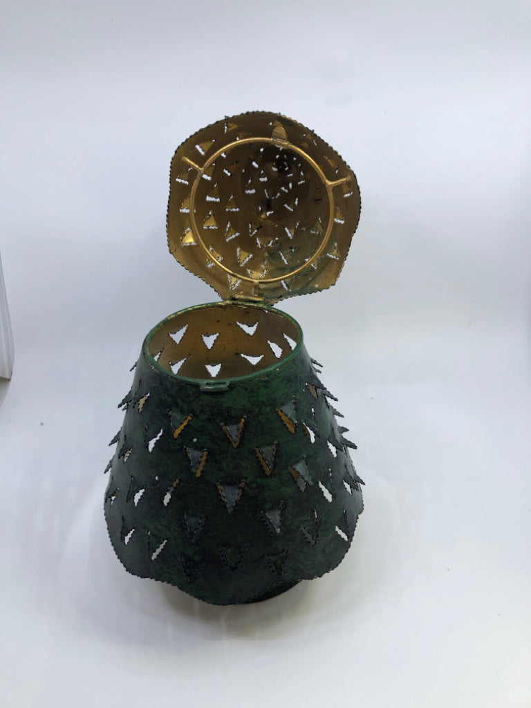 METAL CHRISTMAS TREE CANDLE HOLDER W/LATCH.