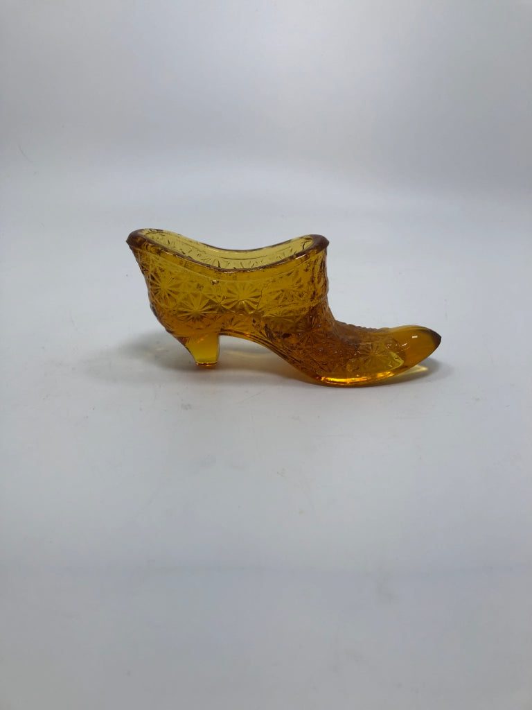 VTG AMBER GLASS DAISY DOTS SHOE.