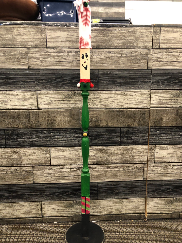 ELF POST DECOR.