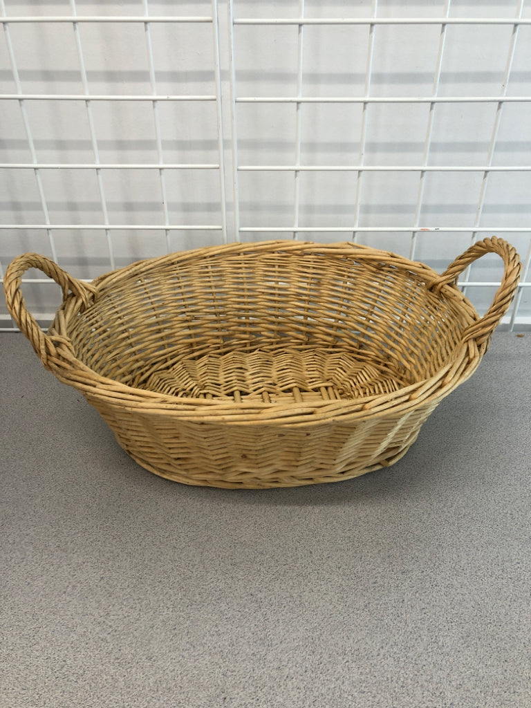 OVAL WICKER BASKET W/HANDLES.