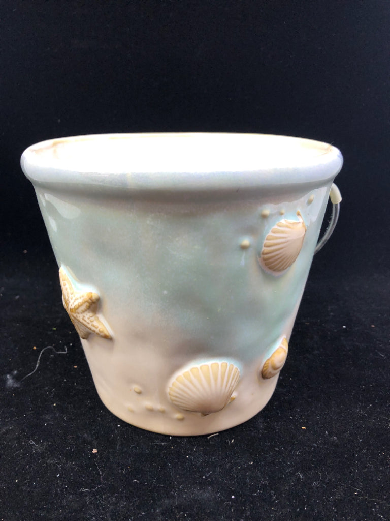 CERAMIC BLUE/WHITE SEASHELL BUCKET WITH HANDLE.