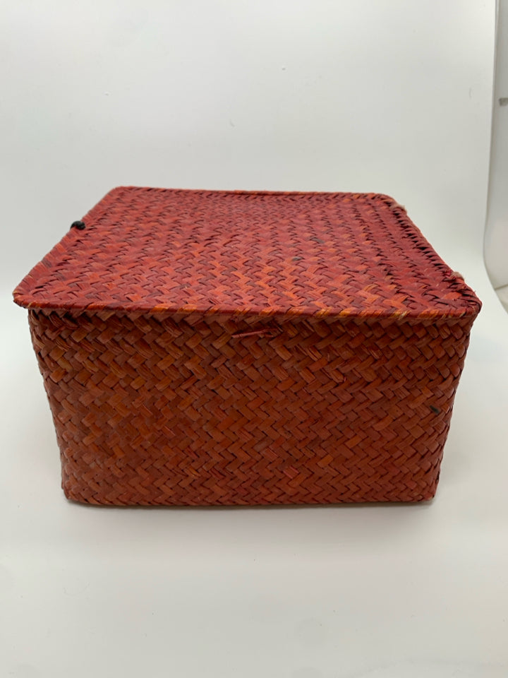RED WICKER BASKET W/LID AND TIE.