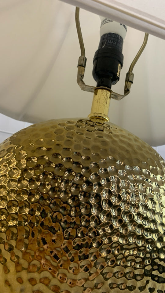 GOLD METAL BASE LAMP W/CREAM SHADE.