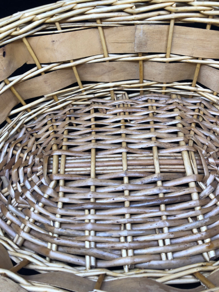 OVAL SHALLOW BASKET W/WOOD HANDLES.