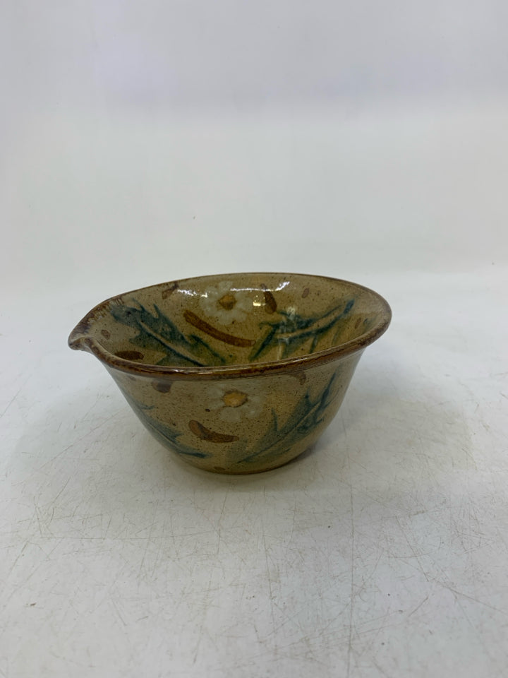 SMALL TAN BOWL W/ SPOUT FLOWER DETAIL.